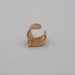 Carica l'immagine nel visualizzatore di Gallery, L'Earcuff Abbraccio in finitura oro 18 carati valorizza la lavorazione artigianale e i riflessi della superficie.

