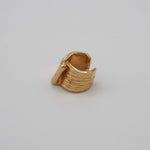 Carica l'immagine nel visualizzatore di Gallery, Vista laterale dell'Earcuff Abbraccio che mette in evidenza il design avvolgente.
