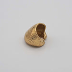 Carica l'immagine nel visualizzatore di Gallery, Vista generale dell'Earcuff Conchiglia della Collezione Lucilla in ottone placcato oro 18 carati.
