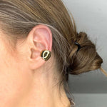 Carica l'immagine nel visualizzatore di Gallery, L'Earcuff Conchiglia si indossa senza foro e valorizza l'orecchio con un design avvolgente, luminoso e contemporaneo.
