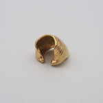 Carica l'immagine nel visualizzatore di Gallery, Vista dell'Earcuff Conchiglia da un'altra prospettiva per valorizzarne le forme e i riflessi.
