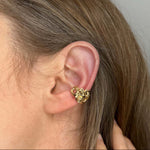 Carica l'immagine nel visualizzatore di Gallery, L'Earcuff Corona si indossa senza foro e illumina l'orecchio con un design raffinato ispirato all'oreficeria dell'antica Roma
