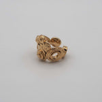Carica l'immagine nel visualizzatore di Gallery, Vista laterale dell'Earcuff Corona di CACAO Jewels che mette in evidenza la forma avvolgente e i riccioli concentrici.
