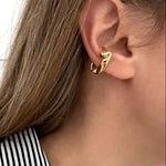 Carica l'immagine nel visualizzatore di Gallery, Earcuff Neon CACAO Jewels indossato per mostrarne vestibilità, proporzioni e posizione sull'orecchio.
