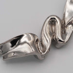 Carica l'immagine nel visualizzatore di Gallery, Dettaglio dell'elemento centrale della Collana Nastro CACAO Jewels.
