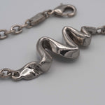 Carica l'immagine nel visualizzatore di Gallery, Particolare della lavorazione del Bracciale Zig Zag CACAO Jewels in palladio.
