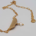 Carica l'immagine nel visualizzatore di Gallery, Particolare delle superfici incise e della lavorazione artigianale della Collana Riva CACAO Jewels.
