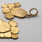 Carica l'immagine nel visualizzatore di Gallery, Particolare delle texture e delle incisioni degli Orecchini Bagliori CACAO Jewels.
