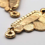 Carica l'immagine nel visualizzatore di Gallery, Particolare della texture e delle incisioni degli Orecchini Colibrì CACAO Jewels.
