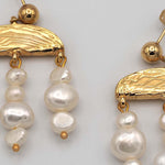 Carica l'immagine nel visualizzatore di Gallery, Particolare della lavorazione artigianale e delle perle di fiume degli Orecchini Dea CACAO Jewels.
