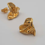 Carica l'immagine nel visualizzatore di Gallery, Particolare delle pieghe e del profilo irregolare degli Orecchini Mini Love CACAO Jewels.
