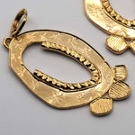 Carica l'immagine nel visualizzatore di Gallery, Particolare della lavorazione artigianale degli Orecchini Moon CACAO Jewels.
