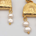 Carica l'immagine nel visualizzatore di Gallery, Particolare della lavorazione artigianale e delle perle di fiume degli Orecchini Ninfa CACAO Jewels.
