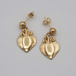 Carica l'immagine nel visualizzatore di Gallery, Orecchini Burning Heart CACAO Jewels in ottone placcato in oro 18 carati.
