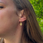 Carica l'immagine nel visualizzatore di Gallery, Orecchini Ciambelline CACAO Jewels indossati per mostrarne proporzioni, leggerezza e vestibilità.
