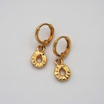 Carica l'immagine nel visualizzatore di Gallery, Orecchini Ciambelline CACAO Jewels in ottone placcato in oro 18 carati.
