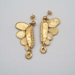 Carica l'immagine nel visualizzatore di Gallery, Orecchini Colibrì CACAO Jewels in ottone placcato in oro 18 carati dal design asimmetrico.
