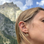 Carica l'immagine nel visualizzatore di Gallery, Orecchini Cuori Dolci CACAO Jewels indossati per mostrarne proporzioni e vestibilità.
