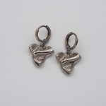 Carica l'immagine nel visualizzatore di Gallery, Orecchini Cuori Mini CACAO Jewels in ottone placcato in palladio con cuore stropicciato.
