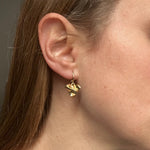 Carica l'immagine nel visualizzatore di Gallery, Orecchini Cuori Mini CACAO Jewels indossati per mostrarne proporzioni, movimento e vestibilità.

