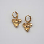 Carica l'immagine nel visualizzatore di Gallery, Orecchini Cuori Mini CACAO Jewels in ottone placcato in oro 18 carati con cuore stropicciato.
