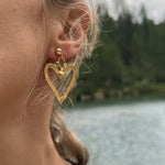 Carica l'immagine nel visualizzatore di Gallery, Orecchini Delizia CACAO Jewels indossati per mostrarne proporzioni e vestibilità.
