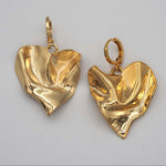 Carica l'immagine nel visualizzatore di Gallery, Orecchini L O V E CACAO Jewels in ottone placcato in oro 18 carati con grandi cuori stropicciati.
