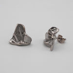 Carica l'immagine nel visualizzatore di Gallery, Orecchini Mini Love CACAO Jewels in ottone placcato in palladio a forma di cuore stropicciato.
