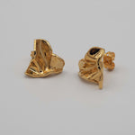 Carica l'immagine nel visualizzatore di Gallery, Orecchini Mini Love CACAO Jewels in ottone placcato in oro 18 carati a forma di cuore stropicciato.
