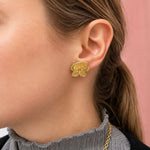 Carica l'immagine nel visualizzatore di Gallery, Orecchini Paesaggio CACAO Jewels indossati per mostrarne le dimensioni, le proporzioni e la vestibilità.
