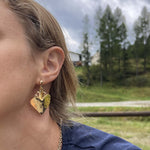 Carica l'immagine nel visualizzatore di Gallery, Orecchini Regina CACAO Jewels indossati per mostrarne proporzioni e vestibilità.
