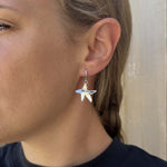 Carica l'immagine nel visualizzatore di Gallery, Orecchini Stelline CACAO Jewels indossati nella variante argento per mostrarne proporzioni e vestibilità.
