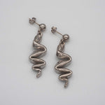 Carica l'immagine nel visualizzatore di Gallery, Orecchini Zig Zag CACAO Jewels in ottone placcato palladio.
