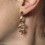 Carica l'immagine nel visualizzatore di Gallery, Orecchini Zig Zag CACAO Jewels indossati per mostrarne proporzioni, movimento e vestibilità.
