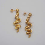 Carica l'immagine nel visualizzatore di Gallery, Orecchini Zig Zag CACAO Jewels in ottone placcato in oro 18 carati.
