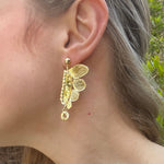 Carica l'immagine nel visualizzatore di Gallery, Orecchino Colibrì CACAO Jewels indossato per evidenziarne il design asimmetrico.
