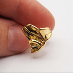Carica l'immagine nel visualizzatore di Gallery, Orecchino Mini Love CACAO Jewels fotografato in mano per mostrarne dimensioni e proporzioni.
