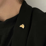 Carica l'immagine nel visualizzatore di Gallery, Spilla Mini Love CACAO Jewels indossata su un capo di abbigliamento per mostrarne proporzioni e vestibilità.
