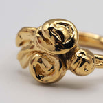 Carica l'immagine nel visualizzatore di Gallery, Dettaglio della superficie e della modellazione manuale dell'Anello Bouquet della Collezione Anita.
