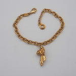 Carica l'immagine nel visualizzatore di Gallery, Bracciale Piccolo Bouquet artigianale in ottone placcato in oro 18 carati con pendente floreale, Collezione Anita di CACAO Jewels.
