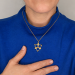 Carica l'immagine nel visualizzatore di Gallery, Collana Rosone CACAO Jewels indossata, con pendente leggero e arioso dalla forma ispirata ai rosoni architettonici.
