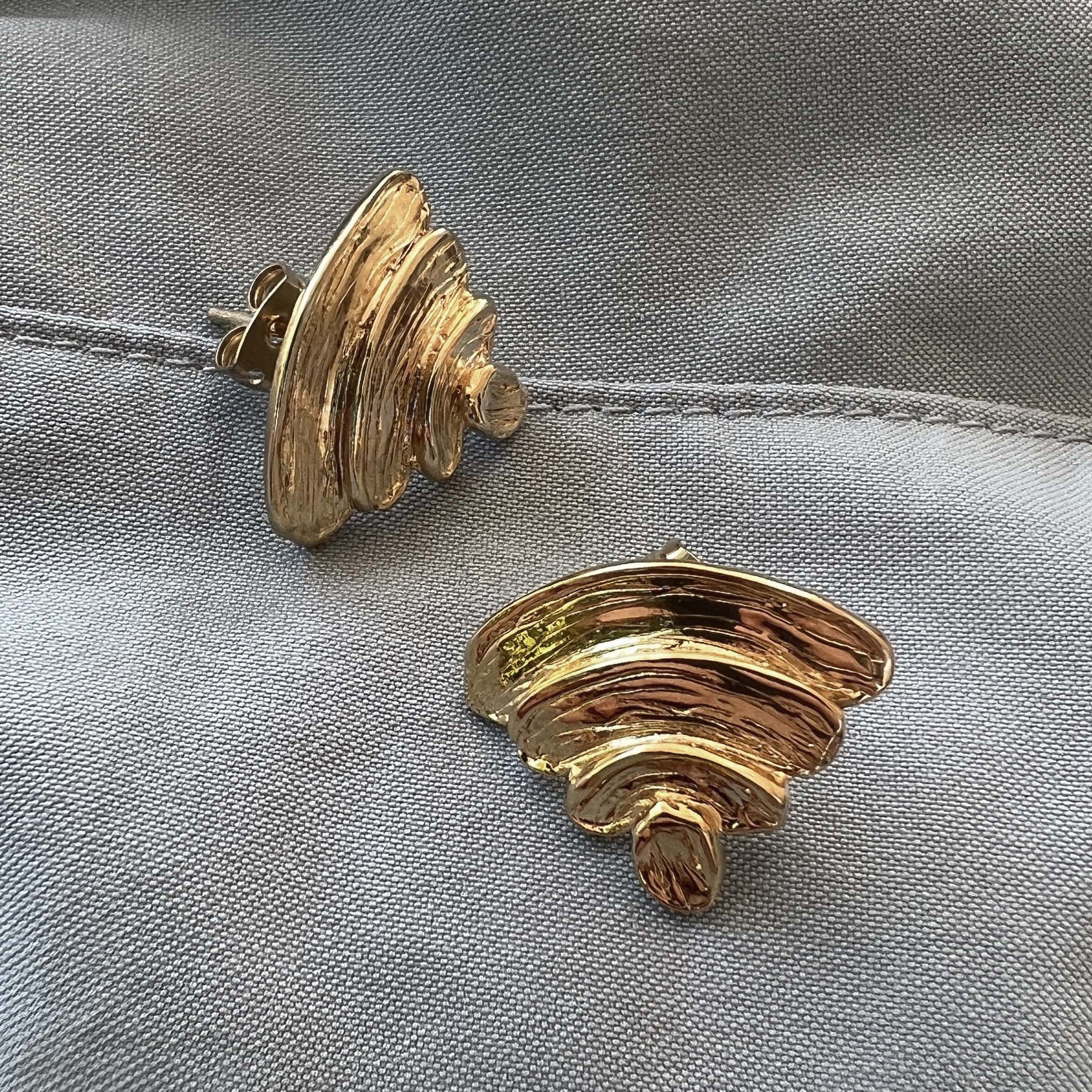 orecchini a lobo arcobaleno di CACAO Jewels. voluminosi, lavorati a mano, luminosi. allergici, nickel free.