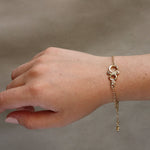 Carica l'immagine nel visualizzatore di Gallery, Il Bracciale Infinito valorizza il polso con un design essenziale, armonioso e senza tempo, ispirato alla tradizione dell'oreficeria antica.
