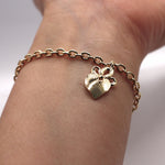 Carica l'immagine nel visualizzatore di Gallery, Bracciale Sacro Cuore CACAO Jewels indossato per mostrarne proporzioni e vestibilità
