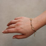 Carica l'immagine nel visualizzatore di Gallery, Il Bracciale Tuttotondo indossato valorizza il polso con un design geometrico e contemporaneo.
