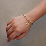 Carica l'immagine nel visualizzatore di Gallery, Il Bracciale Ventaglio indossato valorizza il polso con un design luminoso e dinamico.

