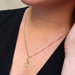 Carica l'immagine nel visualizzatore di Gallery, La Collana Fiamma CACAO Jewels valorizza il décolleté con un pendente elegante e luminoso, ispirato alla tradizione dell'oreficeria antica.
