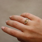 Carica l'immagine nel visualizzatore di Gallery, L'Anello Volute valorizza la mano con un design elegante e armonioso, caratterizzato da tre riccioli concentrici modellati a mano
