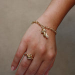 Carica l'immagine nel visualizzatore di Gallery, Dettaglio della superficie e della modellazione manuale del Bracciale Piccolo Bouquet della Collezione Anita. bracciale indossato insieme all'anello di collezione

