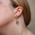 Carica l'immagine nel visualizzatore di Gallery, orecchini ventaglietto, cacao jewels, palme, ispirazione gioielli anni 50 americani, eleganti, pendenti, leggeri, femminili, di impatto
